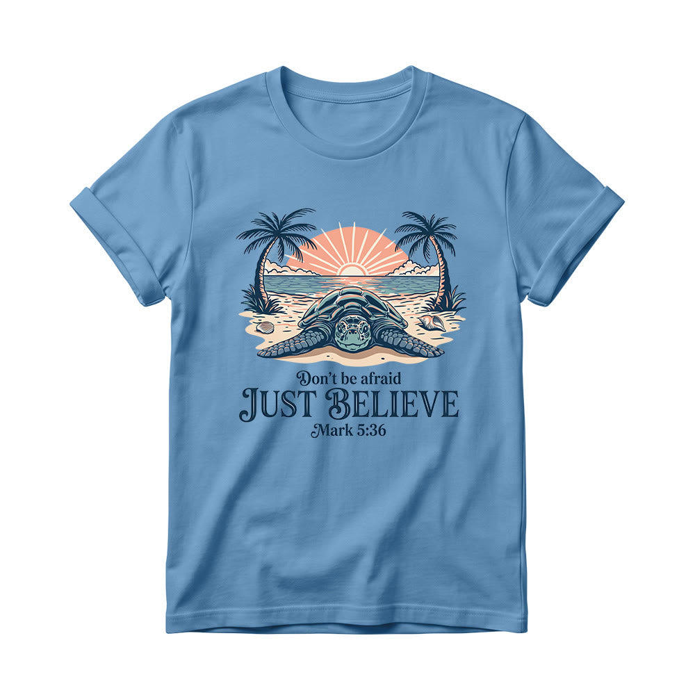 Christianartworkshop Strand-Sonnenuntergang, Palme, Meeresschildkröte – Fürchte dich nicht, glaube einfach (Markus 5,36) – Damen-T-Shirt mit Rundhalsausschnitt - Blau - 4XL - image 0
