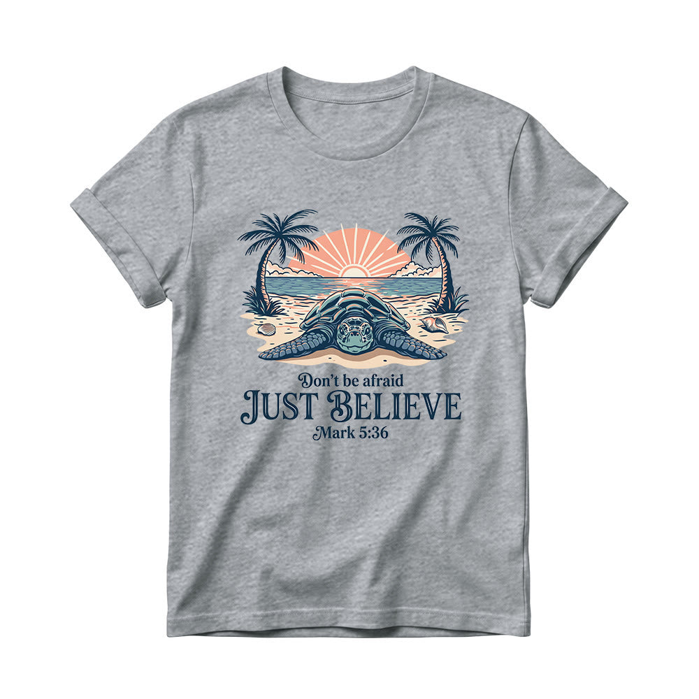 Christianartworkshop Strand-Sonnenuntergang, Palme, Meeresschildkröte – Fürchte dich nicht, glaube einfach (Markus 5,36) – Damen-T-Shirt mit Rundhalsausschnitt - Grau - 4XL - image 10