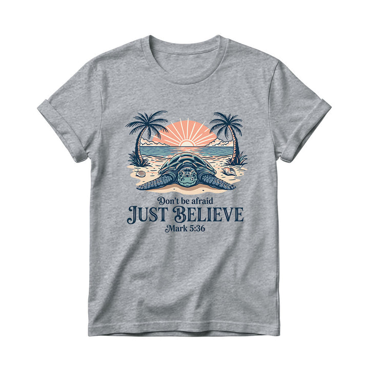 Christianartworkshop Strand-Sonnenuntergang, Palme, Meeresschildkröte – Fürchte dich nicht, glaube einfach (Markus 5,36) – Damen-T-Shirt mit Rundhalsausschnitt - Grau - 4XL - image 10