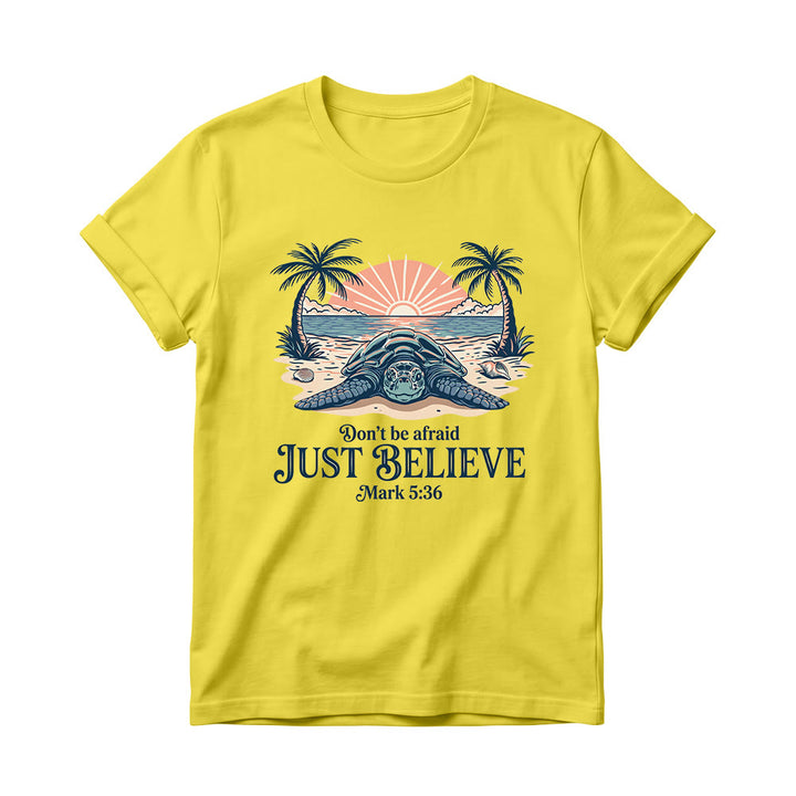Christianartworkshop Strand-Sonnenuntergang, Palme, Meeresschildkröte – Fürchte dich nicht, glaube einfach (Markus 5,36) – Damen-T-Shirt mit Rundhalsausschnitt - Gelb - 4XL - image 8