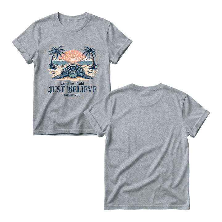 Christianartworkshop Strand-Sonnenuntergang, Palme, Meeresschildkröte – Fürchte dich nicht, glaube einfach (Markus 5,36) – Damen-T-Shirt mit Rundhalsausschnitt - image 11
