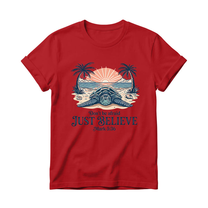 Christianartworkshop Strand-Sonnenuntergang, Palme, Meeresschildkröte – Fürchte dich nicht, glaube einfach (Markus 5,36) – Damen-T-Shirt mit Rundhalsausschnitt - Rot - 4XL - image 14