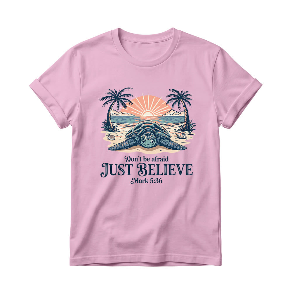Christianartworkshop Strand-Sonnenuntergang, Palme, Meeresschildkröte – Fürchte dich nicht, glaube einfach (Markus 5,36) – Damen-T-Shirt mit Rundhalsausschnitt - Rosa - 4XL - image 4