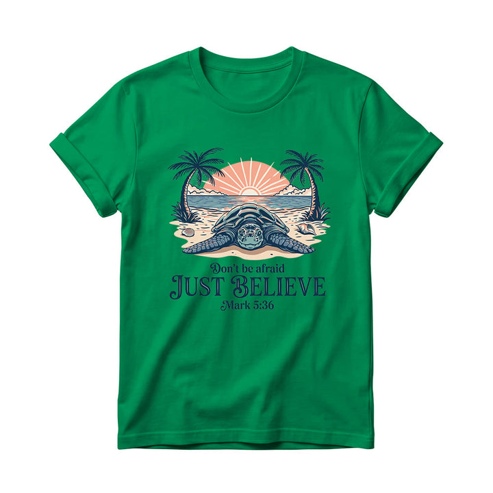 Christianartworkshop Strand-Sonnenuntergang, Palme, Meeresschildkröte – Fürchte dich nicht, glaube einfach (Markus 5,36) – Damen-T-Shirt mit Rundhalsausschnitt - Grün - 4XL - image 16