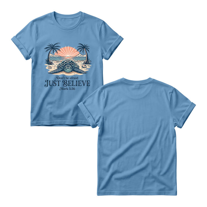 Christianartworkshop Strand-Sonnenuntergang, Palme, Meeresschildkröte – Fürchte dich nicht, glaube einfach (Markus 5,36) – Damen-T-Shirt mit Rundhalsausschnitt - image 1