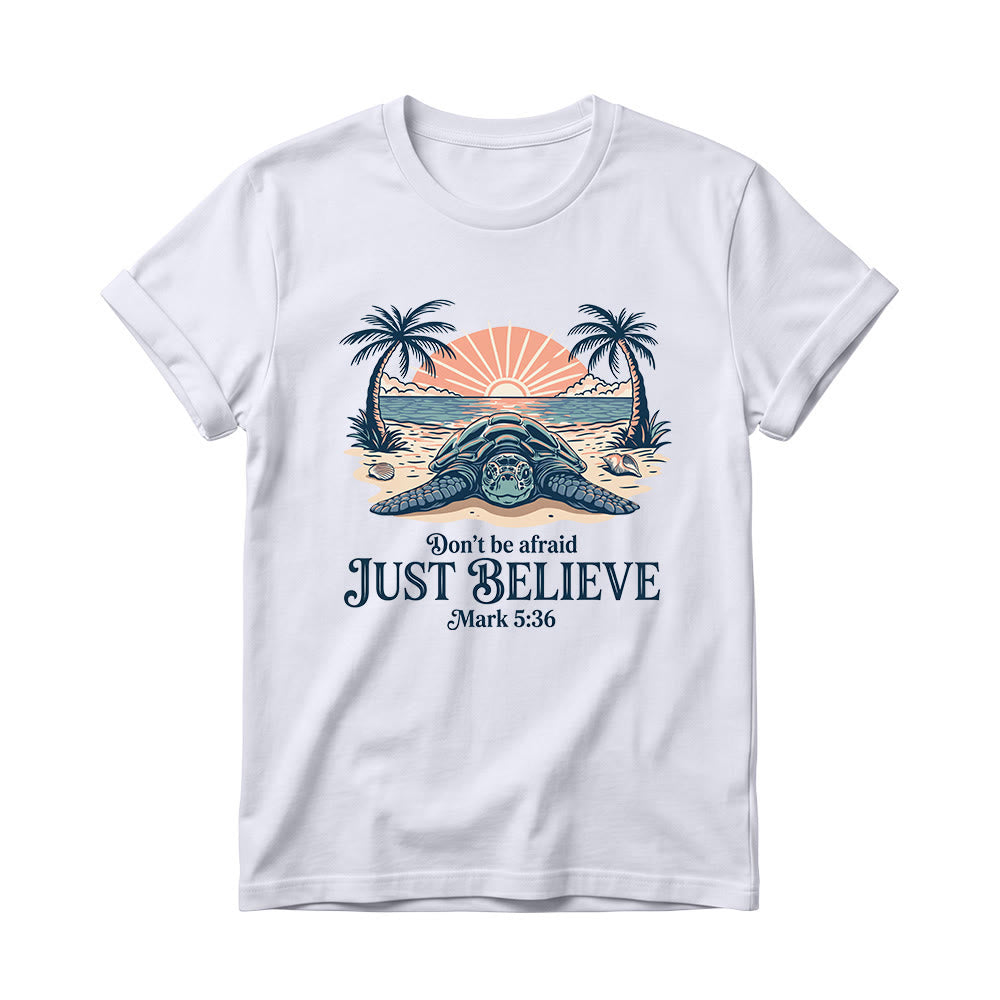 Christianartworkshop Strand-Sonnenuntergang, Palme, Meeresschildkröte – Fürchte dich nicht, glaube einfach (Markus 5,36) – Damen-T-Shirt mit Rundhalsausschnitt - Weiß - 4XL - image 6