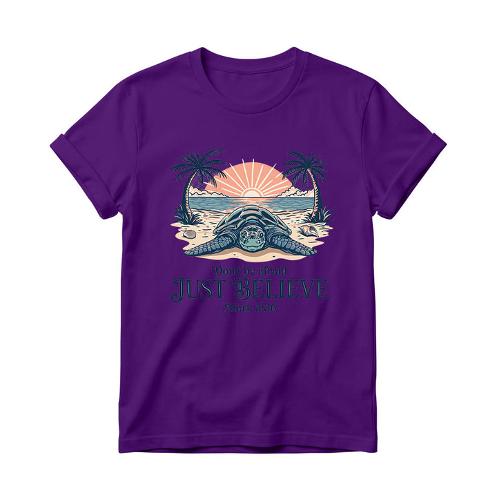 Christianartworkshop Strand-Sonnenuntergang, Palme, Meeresschildkröte – Fürchte dich nicht, glaube einfach (Markus 5,36) – Damen-T-Shirt mit Rundhalsausschnitt - Lila - 4XL - image 12