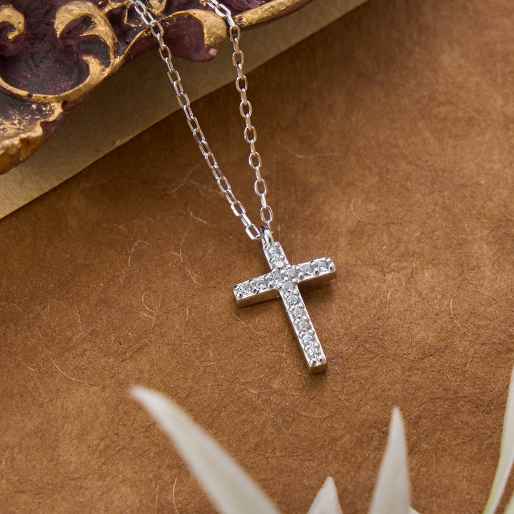 Christianartworkshop Zarte Halskette aus Sterlingsilber mit kleinem Kreuz und Pavé-Verzierung – ein zeitloses Symbol sanfter himmlischer Fürsorge - Silber - image 4