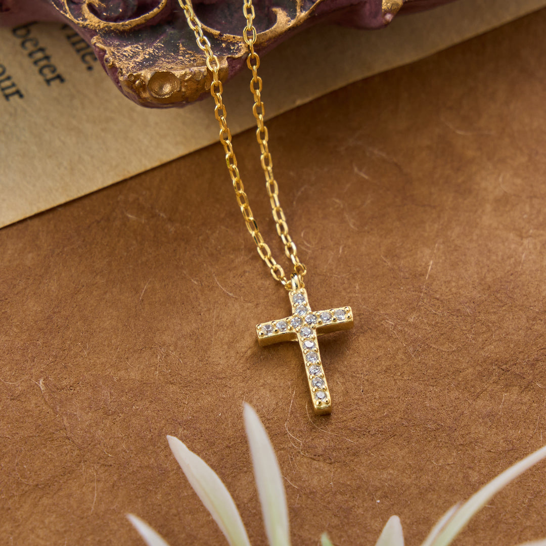 Christianartworkshop Zarte Halskette aus Sterlingsilber mit kleinem Kreuz und Pavé-Verzierung – ein zeitloses Symbol sanfter himmlischer Fürsorge - Golden - image 2