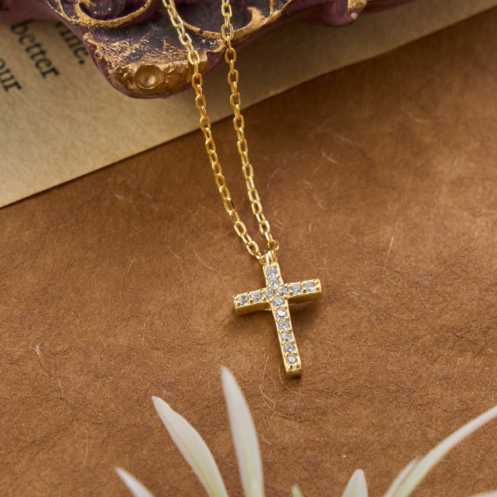Christianartworkshop Zarte Halskette aus Sterlingsilber mit kleinem Kreuz und Pavé-Verzierung – ein zeitloses Symbol sanfter himmlischer Fürsorge - Golden - image 2
