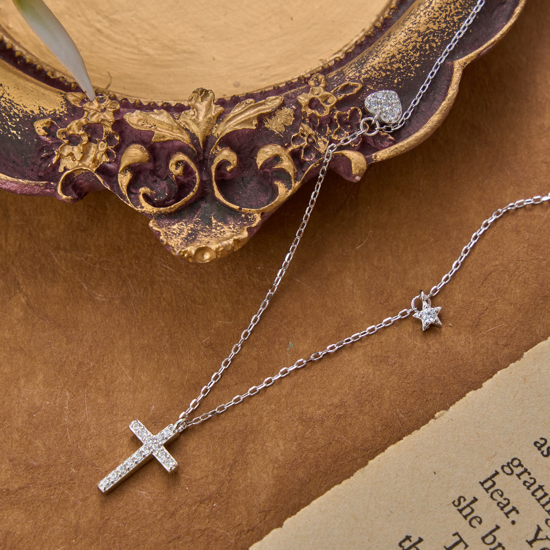 Christianartworkshop Zarte Halskette aus Sterlingsilber mit kleinem Kreuz und Pavé-Verzierung – ein zeitloses Symbol sanfter himmlischer Fürsorge - image 5