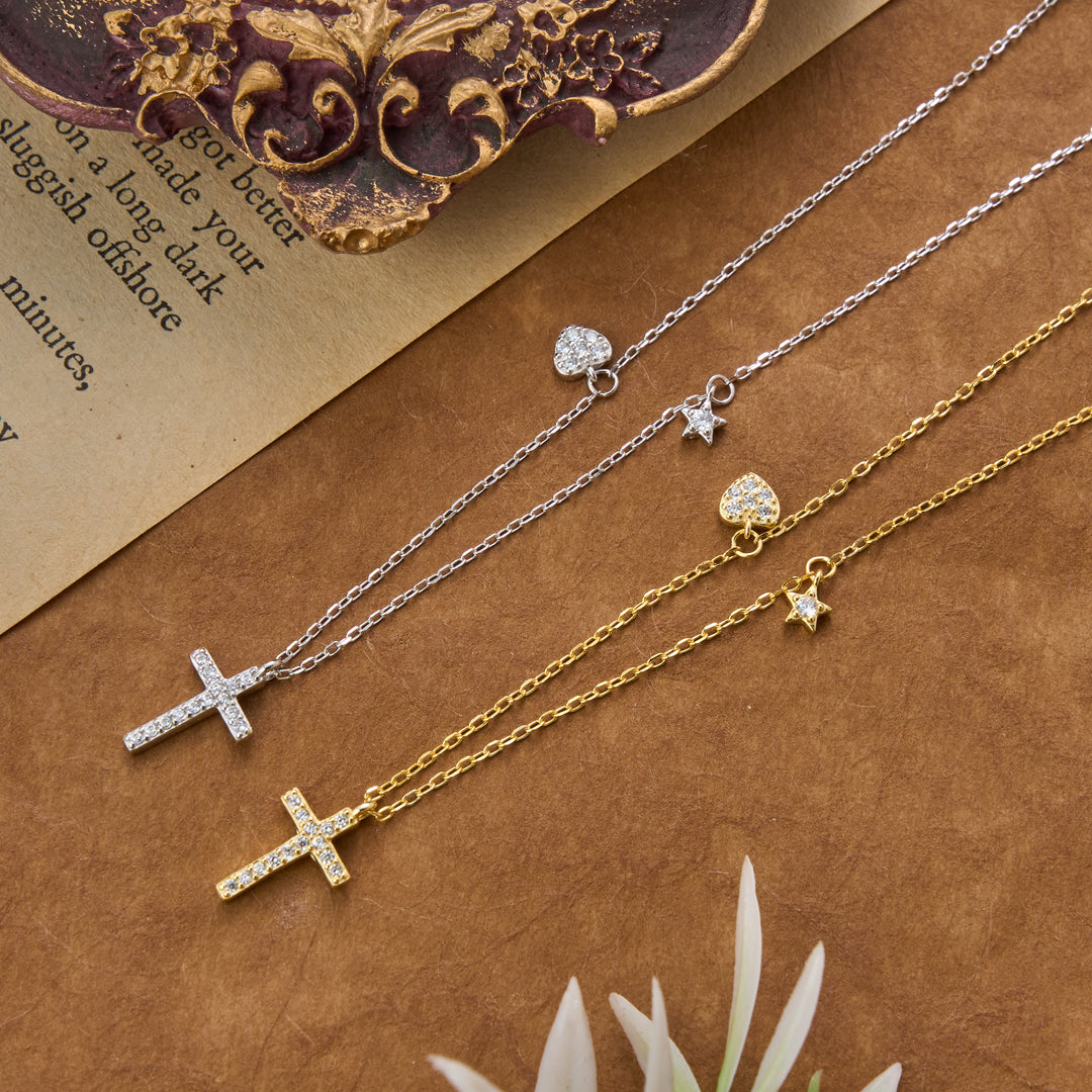 Christianartworkshop Zarte Halskette aus Sterlingsilber mit kleinem Kreuz und Pavé-Verzierung – ein zeitloses Symbol sanfter himmlischer Fürsorge - image 1