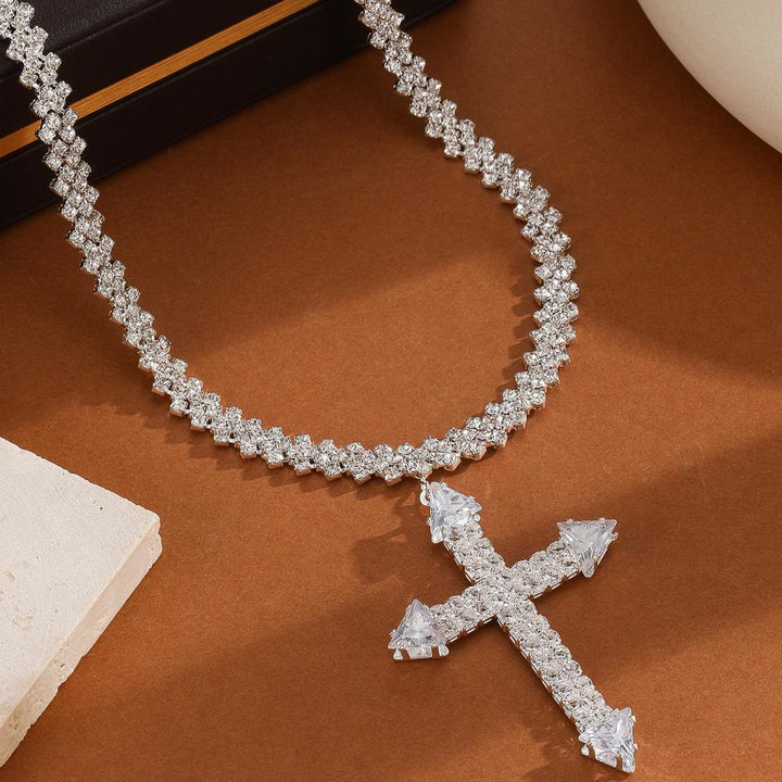 Christianartworkshop Mehrfarbige, strahlende Pfeilspitzenkreuz-Anhängerkette mit funkelnden Einlagen an einer Tenniskette: Zeitloses Symbol sanfter himmlischer Fürsorge - Klassisches Kreuz - image 3
