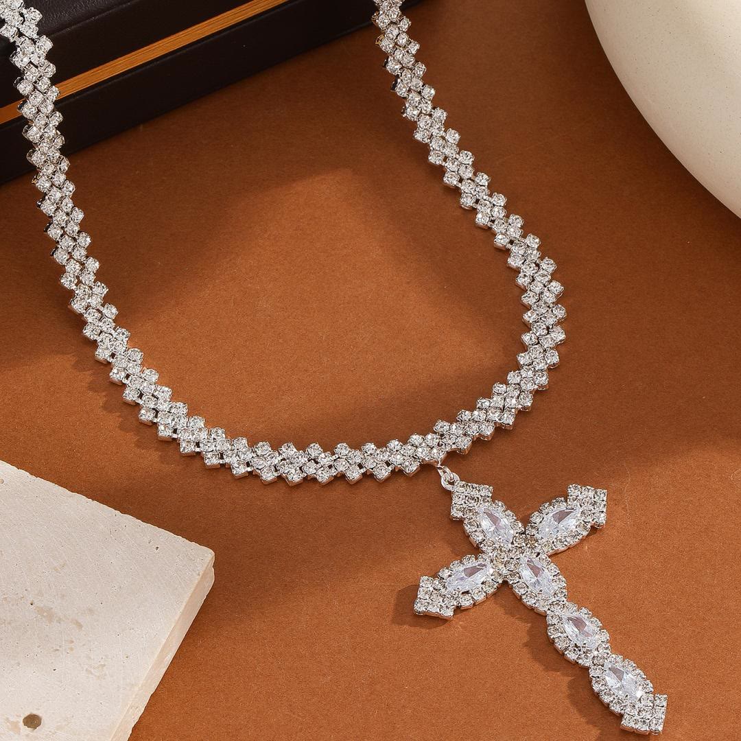 Christianartworkshop Mehrfarbige, strahlende Pfeilspitzenkreuz-Anhängerkette mit funkelnden Einlagen an einer Tenniskette: Zeitloses Symbol sanfter himmlischer Fürsorge - längliches Kreuz - image 9