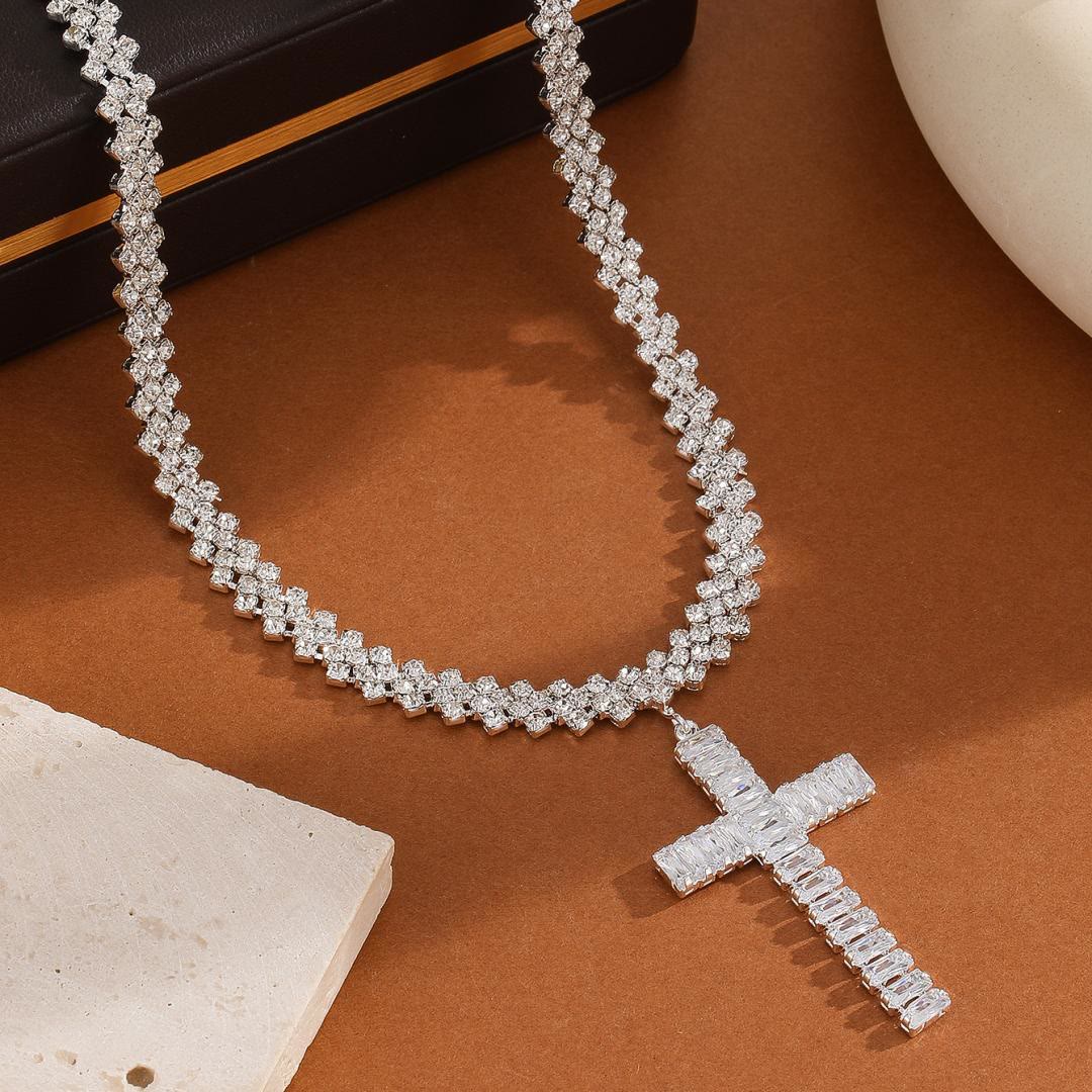 Christianartworkshop Mehrfarbige, strahlende Pfeilspitzenkreuz-Anhängerkette mit funkelnden Einlagen an einer Tenniskette: Zeitloses Symbol sanfter himmlischer Fürsorge - Slim Cross - image 11