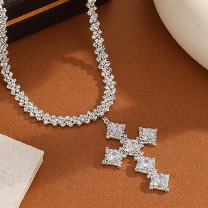 Christianartworkshop Mehrfarbige, strahlende Pfeilspitzenkreuz-Anhängerkette mit funkelnden Einlagen an einer Tenniskette: Zeitloses Symbol sanfter himmlischer Fürsorge - Verziertes Kreuz - image 6