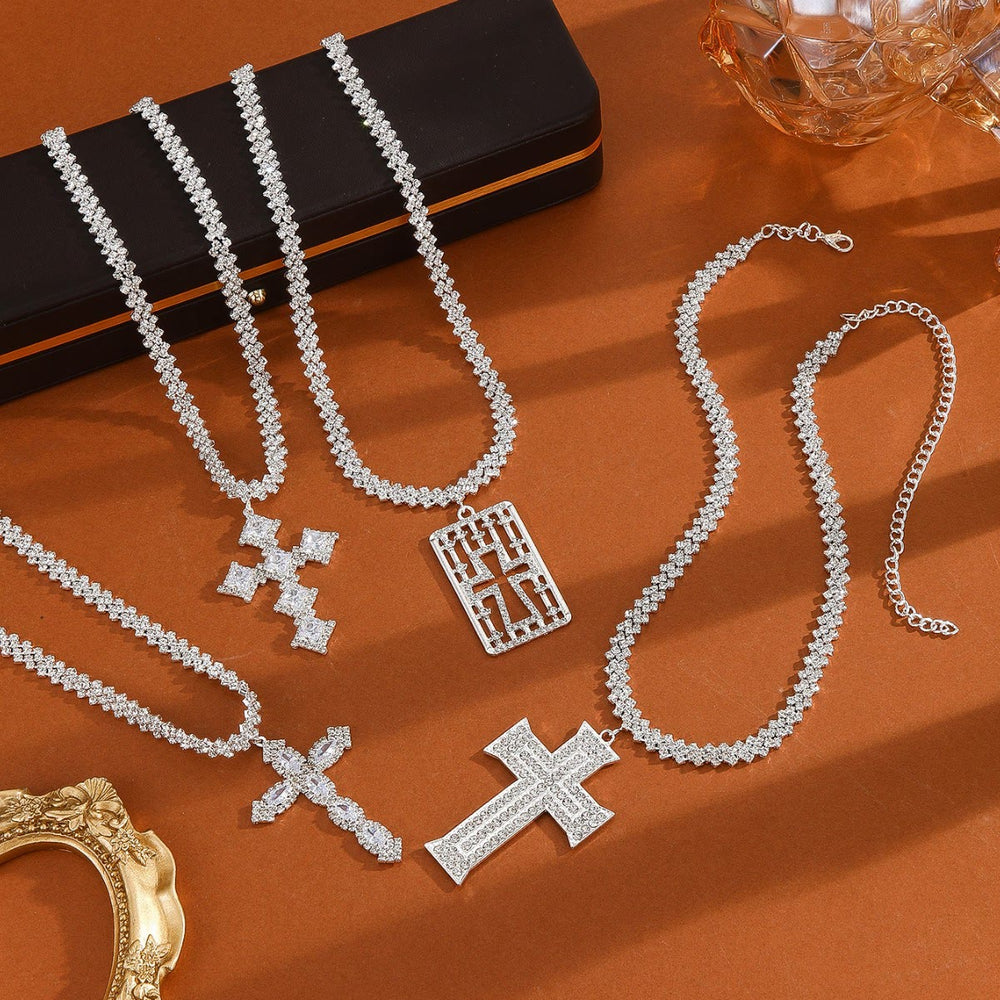 Christianartworkshop Mehrfarbige, strahlende Pfeilspitzenkreuz-Anhängerkette mit funkelnden Einlagen an einer Tenniskette: Zeitloses Symbol sanfter himmlischer Fürsorge - image 1