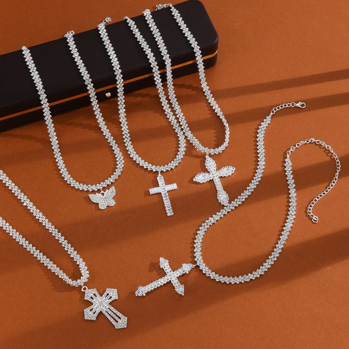 Christianartworkshop Mehrfarbige, strahlende Pfeilspitzenkreuz-Anhängerkette mit funkelnden Einlagen an einer Tenniskette: Zeitloses Symbol sanfter himmlischer Fürsorge - image 2