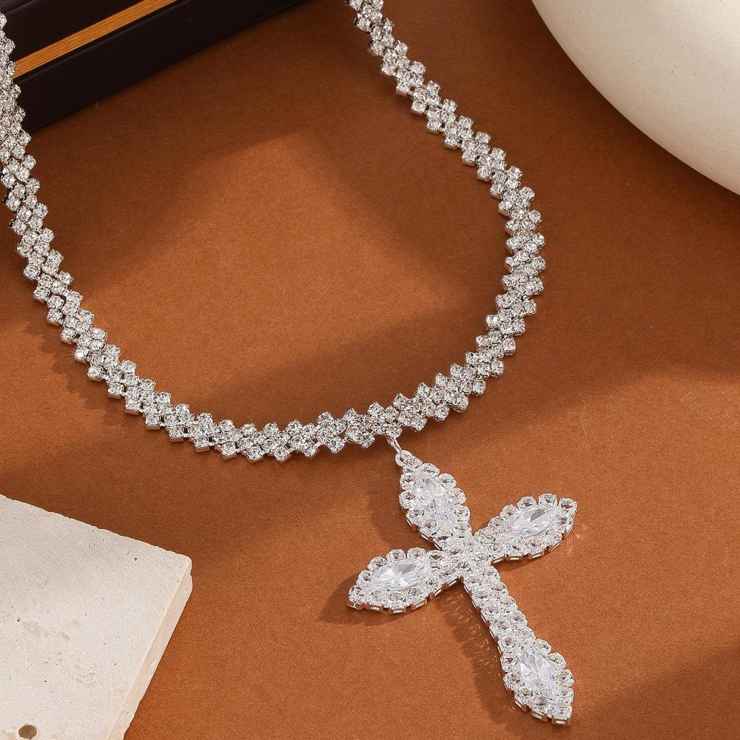 Christianartworkshop Mehrfarbige, strahlende Pfeilspitzenkreuz-Anhängerkette mit funkelnden Einlagen an einer Tenniskette: Zeitloses Symbol sanfter himmlischer Fürsorge - Gebogenes Kreuz - image 7