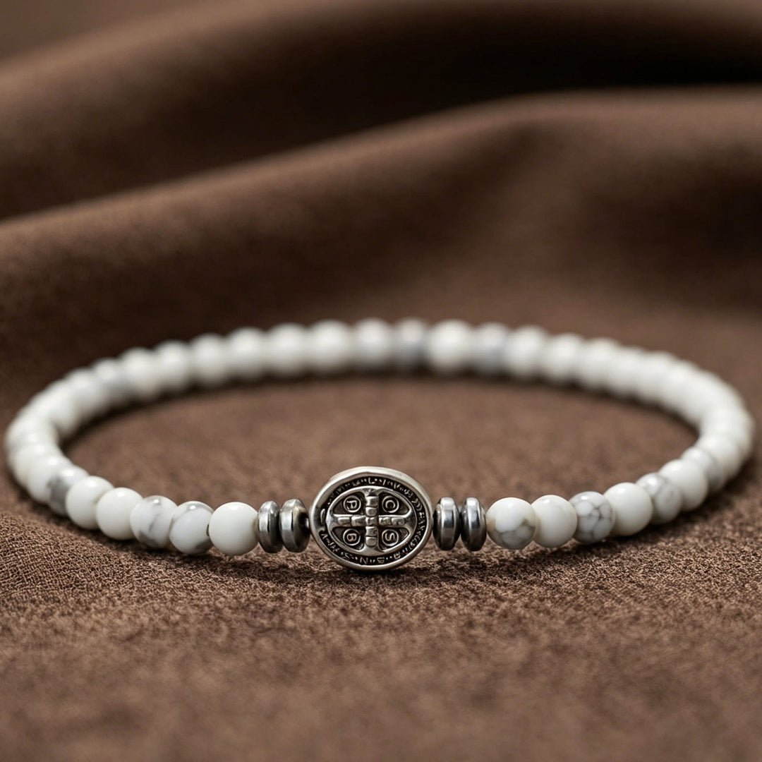 Christianartworkshop Armband mit der Medaille des Heiligen Benedikt aus Naturstein, einzeln dehnbar und stapelbar: Zeitloses Symbol sanfter himmlischer Fürsorge - Howlite - image 4
