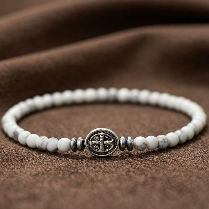 Christianartworkshop Armband mit der Medaille des Heiligen Benedikt aus Naturstein, einzeln dehnbar und stapelbar: Zeitloses Symbol sanfter himmlischer Fürsorge - Howlite - image 4