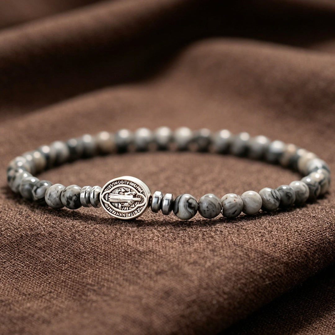 Christianartworkshop Armband mit der Medaille des Heiligen Benedikt aus Naturstein, einzeln dehnbar und stapelbar: Zeitloses Symbol sanfter himmlischer Fürsorge - Kartenstein - image 3
