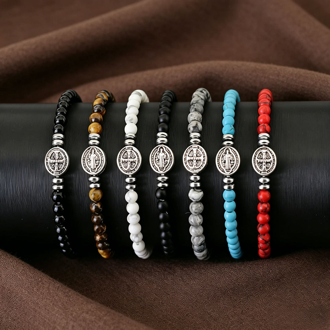Christianartworkshop Armband mit der Medaille des Heiligen Benedikt aus Naturstein, einzeln dehnbar und stapelbar: Zeitloses Symbol sanfter himmlischer Fürsorge - image 0