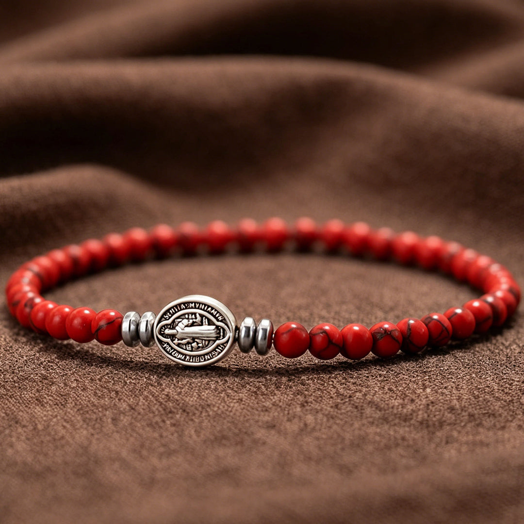 Christianartworkshop Armband mit der Medaille des Heiligen Benedikt aus Naturstein, einzeln dehnbar und stapelbar: Zeitloses Symbol sanfter himmlischer Fürsorge - Roter Howlith - image 6