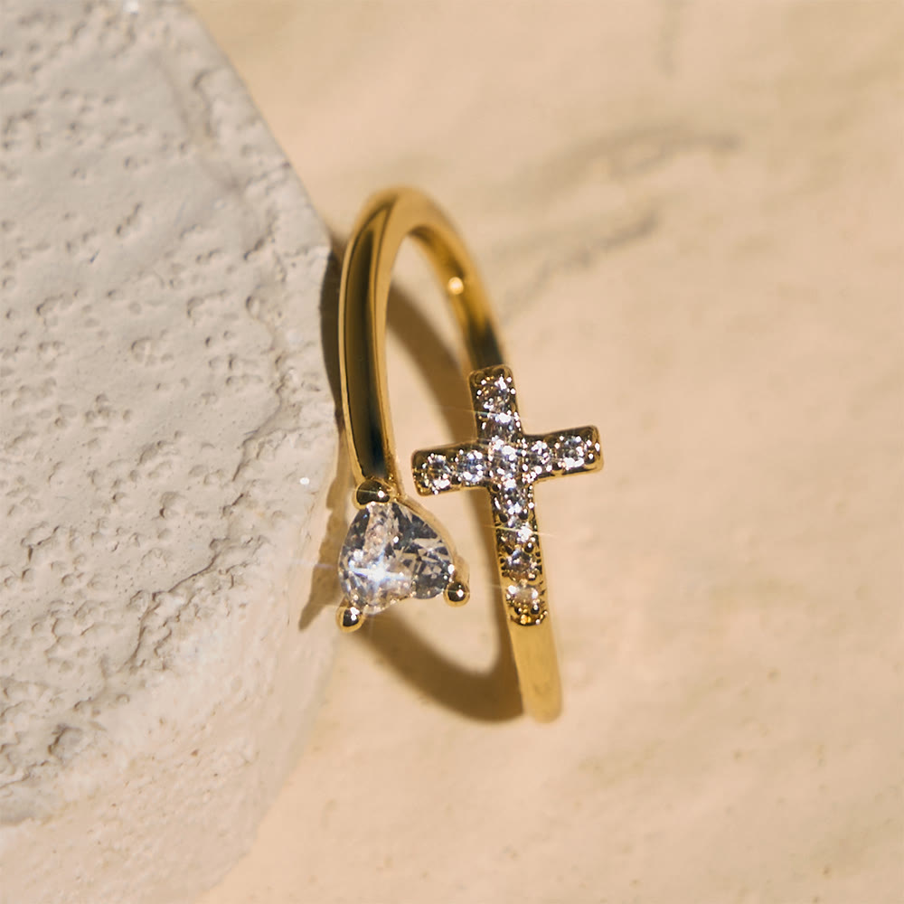Zweifarbiger, verstellbarer Ring von Christianartworkshop mit Zirkonia-Akzenten in Kreuz- und Herzform: Eine Erinnerung an die heilige Gnade - image 2
