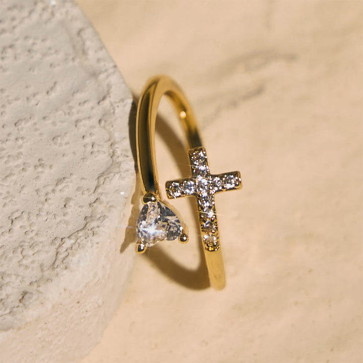 Zweifarbiger, verstellbarer Ring von Christianartworkshop mit Zirkonia-Akzenten in Kreuz- und Herzform: Eine Erinnerung an die heilige Gnade - image 2
