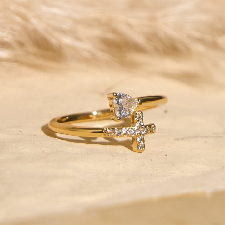 Zweifarbiger, verstellbarer Ring von Christianartworkshop mit Zirkonia-Akzenten in Kreuz- und Herzform: Eine Erinnerung an die heilige Gnade - image 4