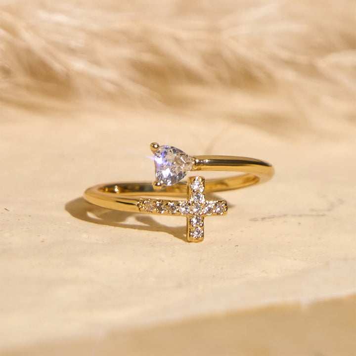 Zweifarbiger, verstellbarer Ring von Christianartworkshop mit Zirkonia-Akzenten in Kreuz- und Herzform: Eine Erinnerung an die heilige Gnade - image 0