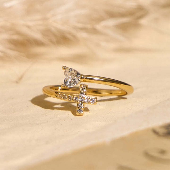 Zweifarbiger, verstellbarer Ring von Christianartworkshop mit Zirkonia-Akzenten in Kreuz- und Herzform: Eine Erinnerung an die heilige Gnade - image 1