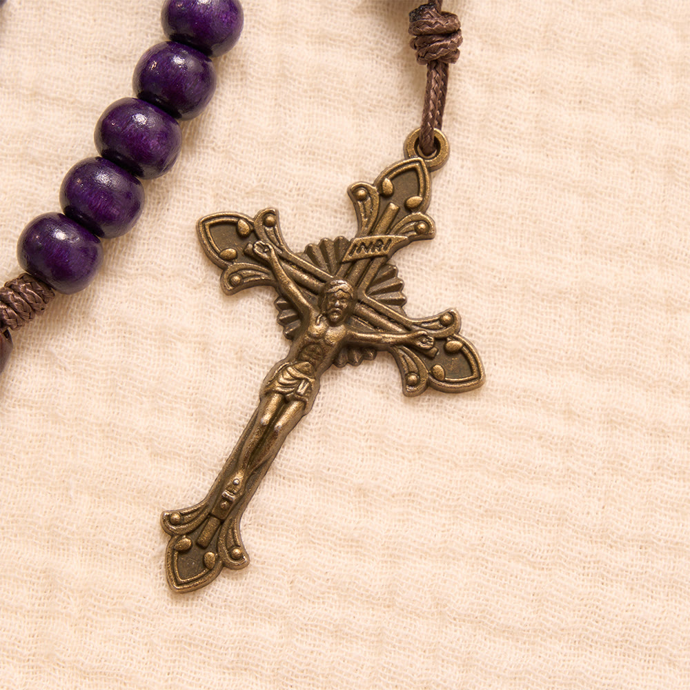 Christianartworkshop Lila Rosenkranz aus Holz mit bronzenem Kruzifix und geprägter Heiliger-Familie-Medaille - image 7