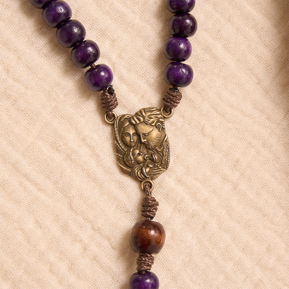 Christianartworkshop Lila Rosenkranz aus Holz mit bronzenem Kruzifix und geprägter Heiliger-Familie-Medaille - image 6