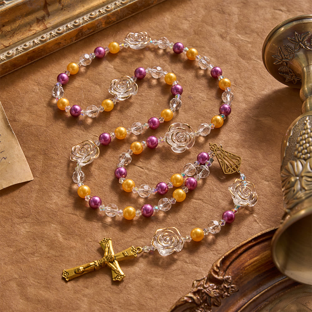 Christianartworkshop Rosenkranz aus Acryl mit Kamelienmotiv, vergoldetem Kruzifix und filigranem Medaillon Unserer Lieben Frau von Aparecida - Rosenkranz aus gelben und violetten Kamelien - image 0
