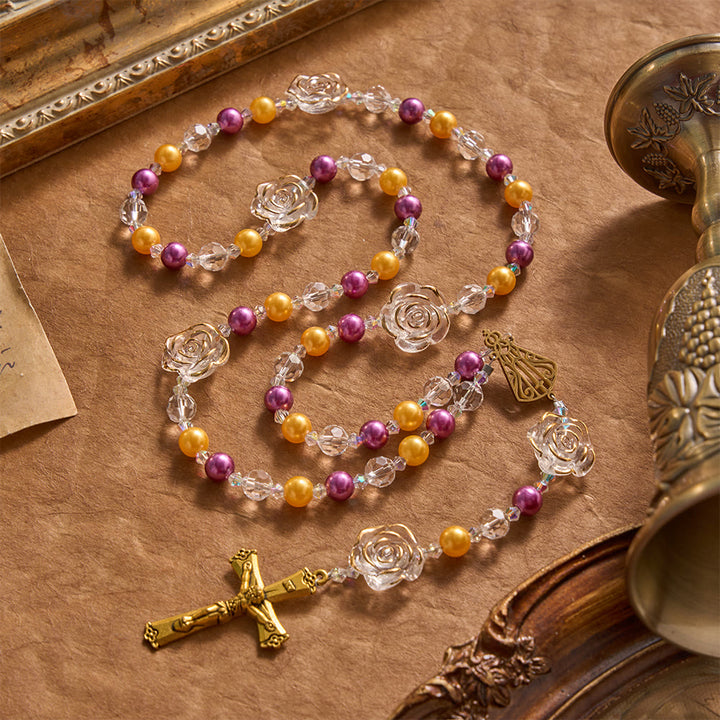 Christianartworkshop Rosenkranz aus Acryl mit Kamelienmotiv, vergoldetem Kruzifix und filigranem Medaillon Unserer Lieben Frau von Aparecida - Rosenkranz aus gelben und violetten Kamelien - image 0