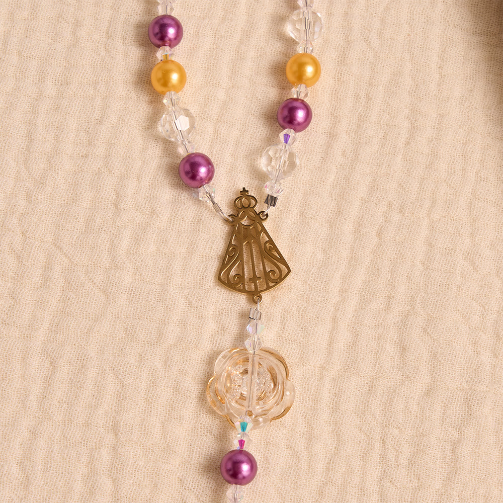 Christianartworkshop Rosenkranz aus Acryl mit Kamelienmotiv, vergoldetem Kruzifix und filigranem Medaillon Unserer Lieben Frau von Aparecida - image 6
