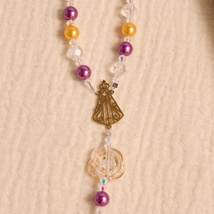 Christianartworkshop Rosenkranz aus Acryl mit Kamelienmotiv, vergoldetem Kruzifix und filigranem Medaillon Unserer Lieben Frau von Aparecida - image 6