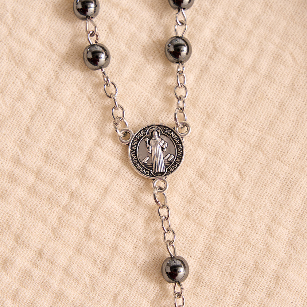 Christianartworkshop Tragbarer Rosenkranz aus Hämatit des Heiligen Benedikt mit graviertem Metallkästchen - image 6