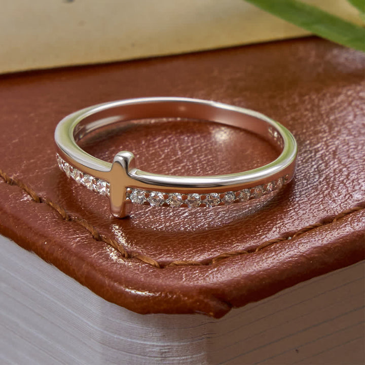 Christianartworkshop Zarter, seitlich erhabener Kreuzring aus Sterlingsilber mit halbpavé-besetztem Zirkonia: Symbol sanfter himmlischer Führung - Silber - US 10 - image 3