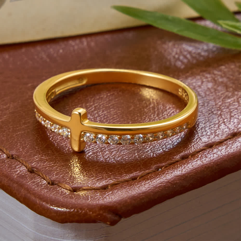 Christianartworkshop Zarter, seitlich erhabener Kreuzring aus Sterlingsilber mit halbpavé-besetztem Zirkonia: Symbol sanfter himmlischer Führung - Golden - US 10 - image 0