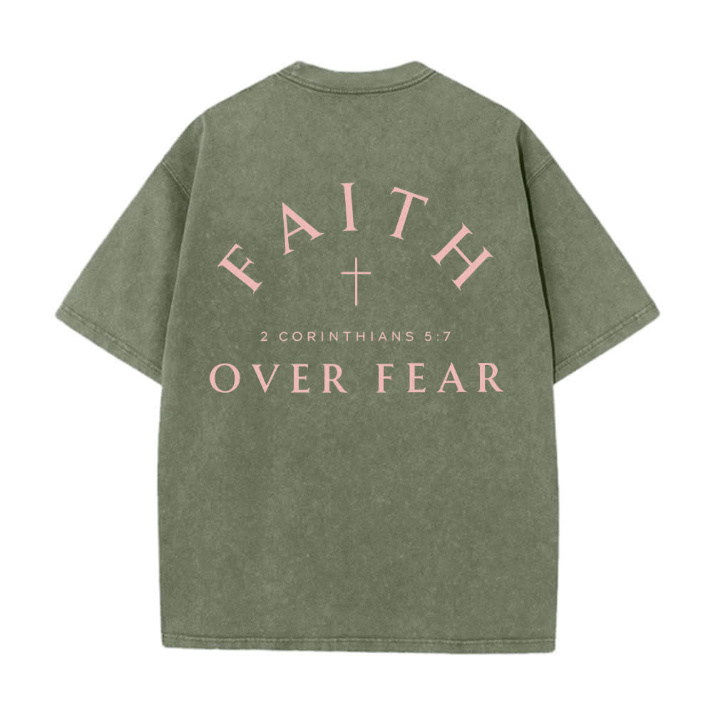 Christianartworkshop Doppelseitig bedrucktes, gewaschenes T-Shirt mit Kreuz-Schriftzug „Glaube über Angst“. - image 4