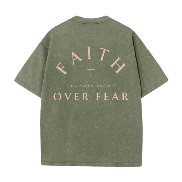 Christianartworkshop Doppelseitig bedrucktes, gewaschenes T-Shirt mit Kreuz-Schriftzug „Glaube über Angst“. - image 4