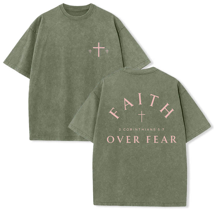 Christianartworkshop Doppelseitig bedrucktes, gewaschenes T-Shirt mit Kreuz-Schriftzug „Glaube über Angst“. - Armeegrün - 5XL - image 3