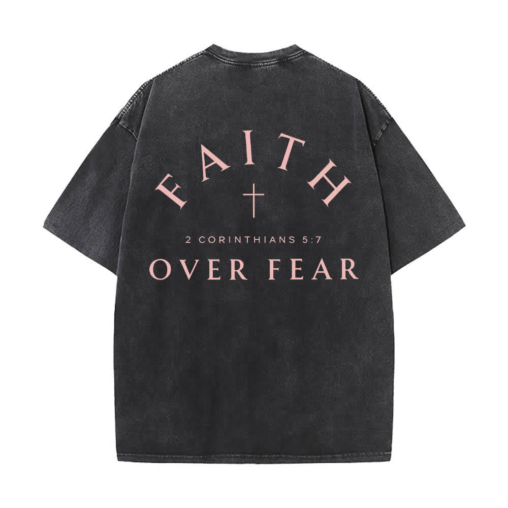 Christianartworkshop Doppelseitig bedrucktes, gewaschenes T-Shirt mit Kreuz-Schriftzug „Glaube über Angst“. - image 19