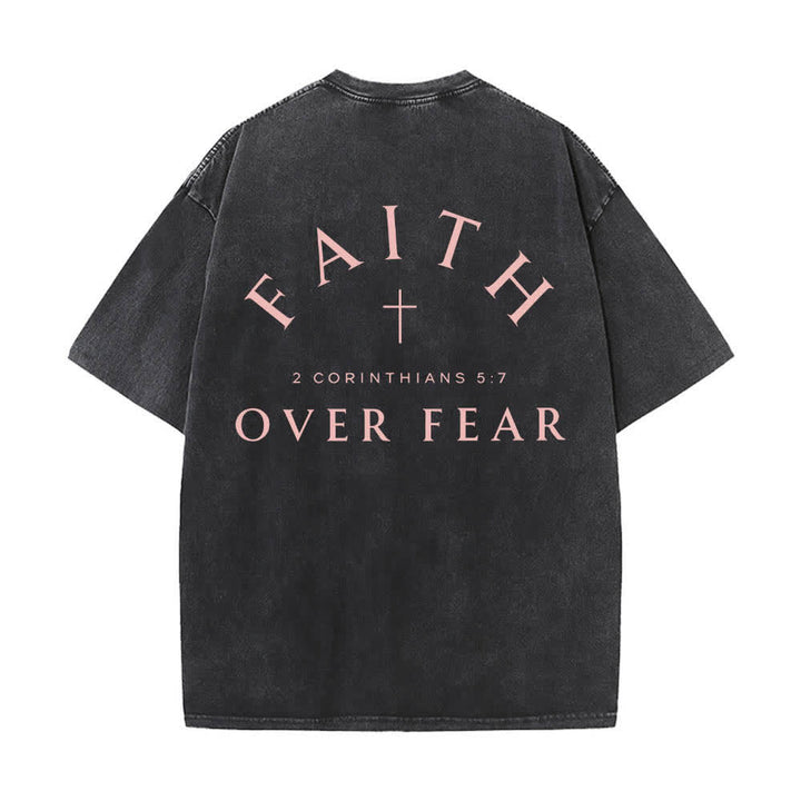 Christianartworkshop Doppelseitig bedrucktes, gewaschenes T-Shirt mit Kreuz-Schriftzug „Glaube über Angst“. - image 19