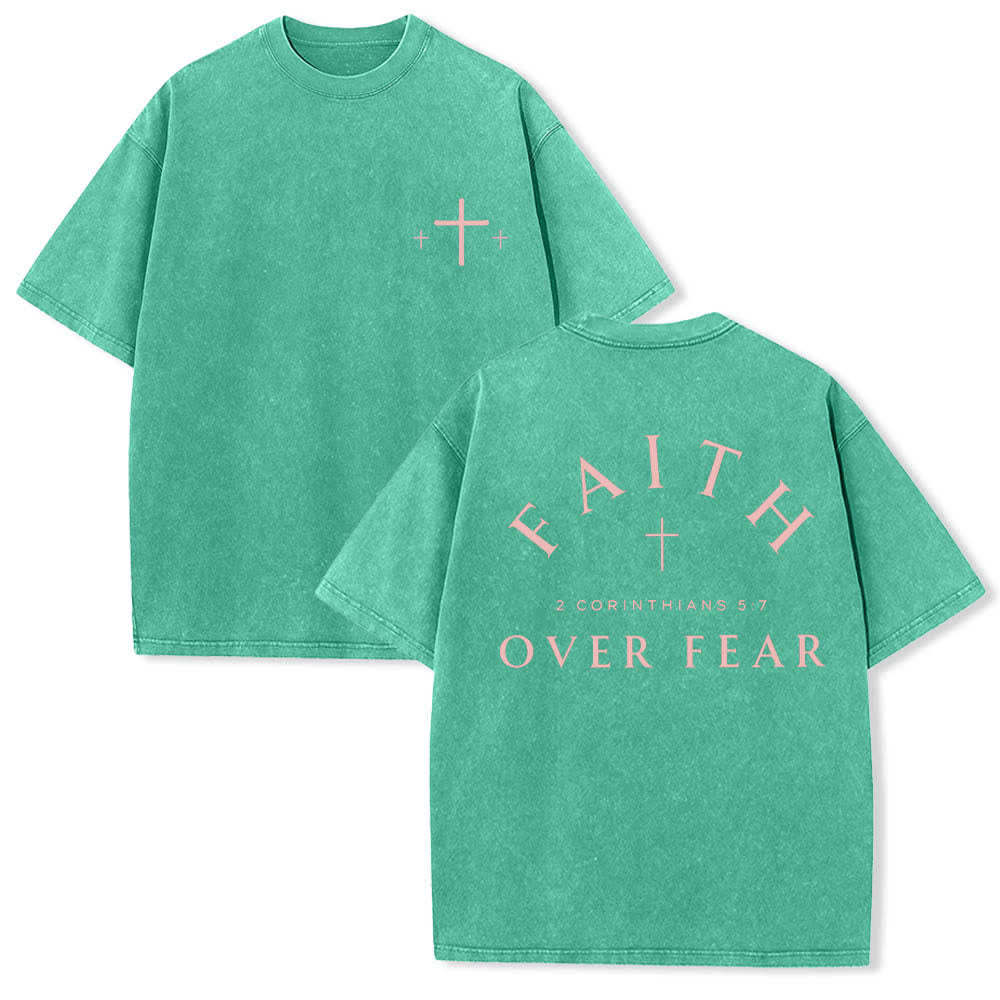 Christianartworkshop Doppelseitig bedrucktes, gewaschenes T-Shirt mit Kreuz-Schriftzug „Glaube über Angst“. - Grün - 5XL - image 15