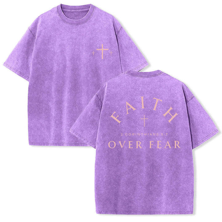 Christianartworkshop Doppelseitig bedrucktes, gewaschenes T-Shirt mit Kreuz-Schriftzug „Glaube über Angst“. - Lila - 5XL - image 24