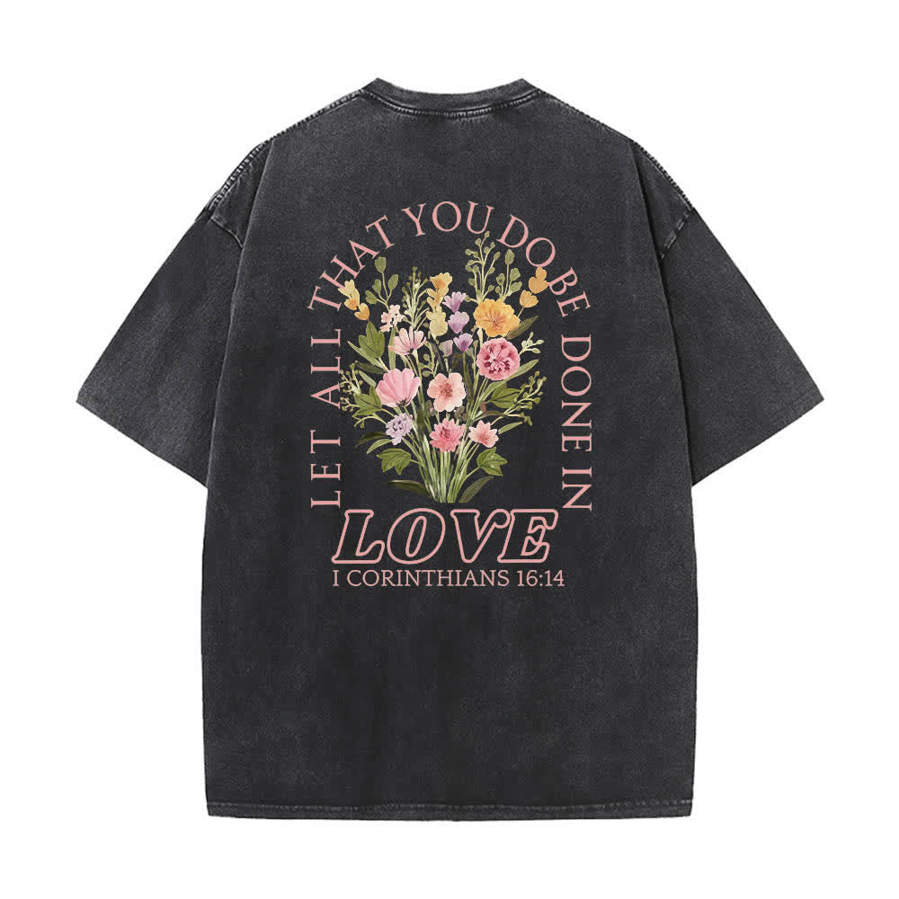 Christianartworkshop Doppelseitiges, gewaschenes T-Shirt mit floralem Kreuz-Buchstabenprint und dem Aufdruck „Alles, was du tust, soll in Liebe geschehen“. - image 4